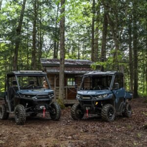 Côte-à-côte Can-Am devant un camp en forêt boréale