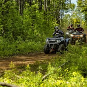 Deux VTT Can-Am sur un sentier forestier