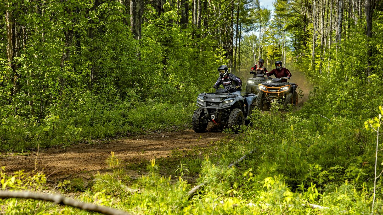 Deux VTT en duo sur un sentier forestier de la Haute-Mauricie