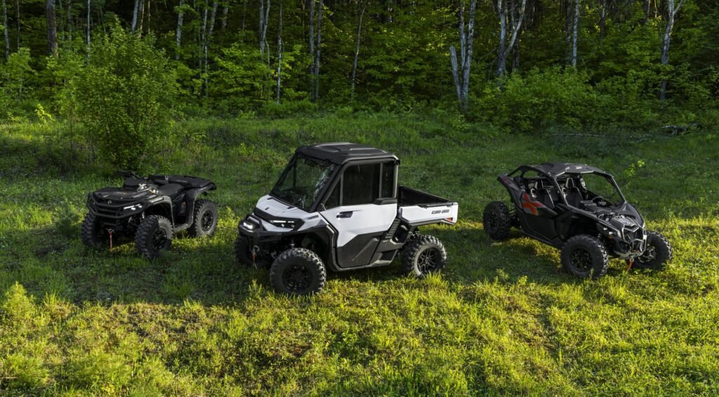VTT et côte-à-côte Can-Am prêts pour une expédition en forêt boréale