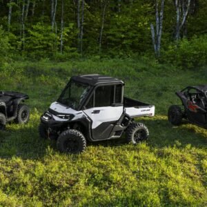 VTT et côte-à-côte Can-Am prêts pour une expédition en forêt boréale