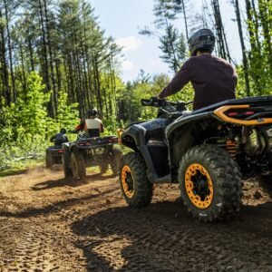 VTT Can-Am soulevant la poussière sur le sentier