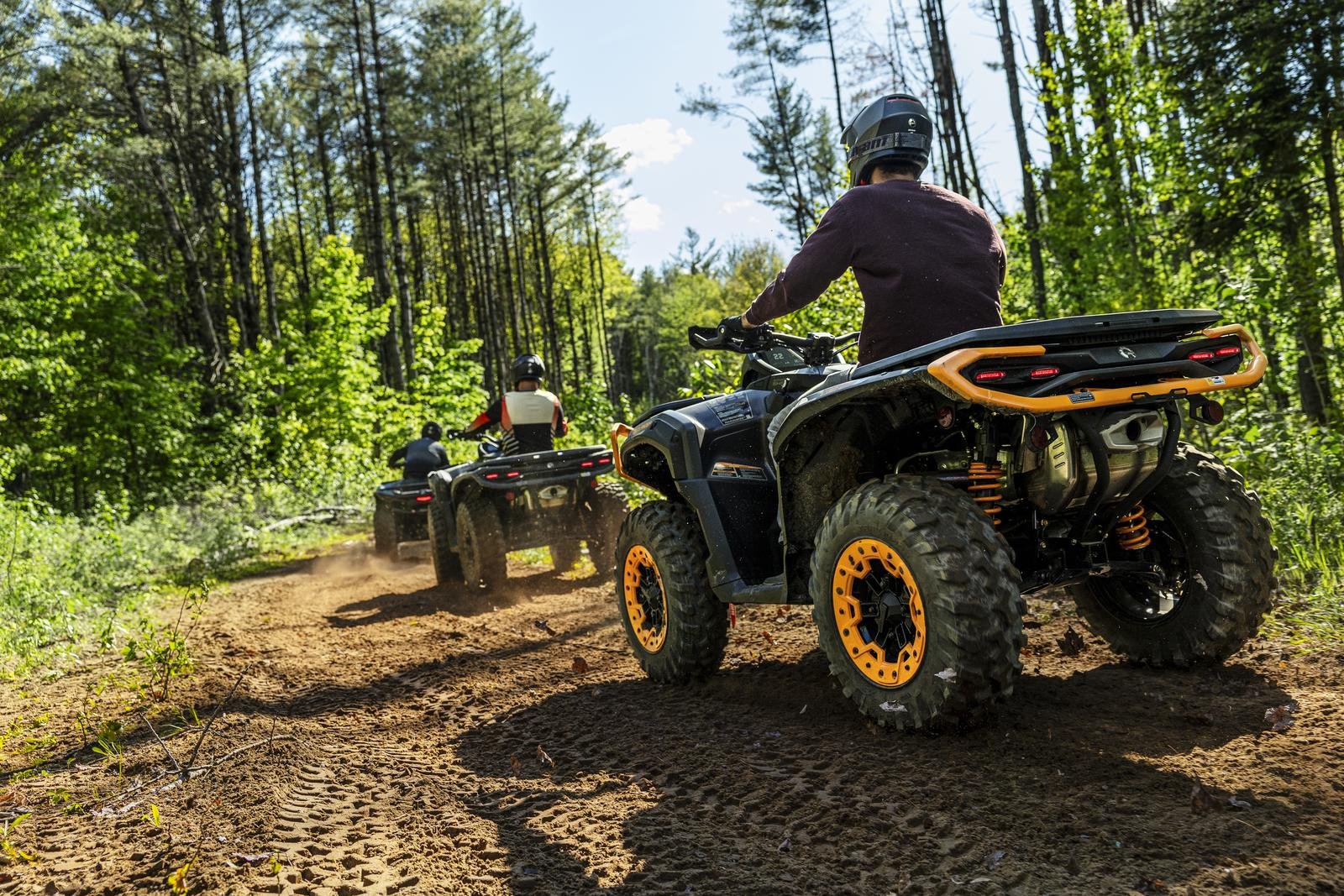 VTT soulevant la poussière sur un sentier de la Haute-Mauricie