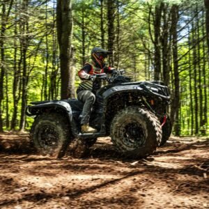 VTT Can-Am sur un sentier étroit en forêt