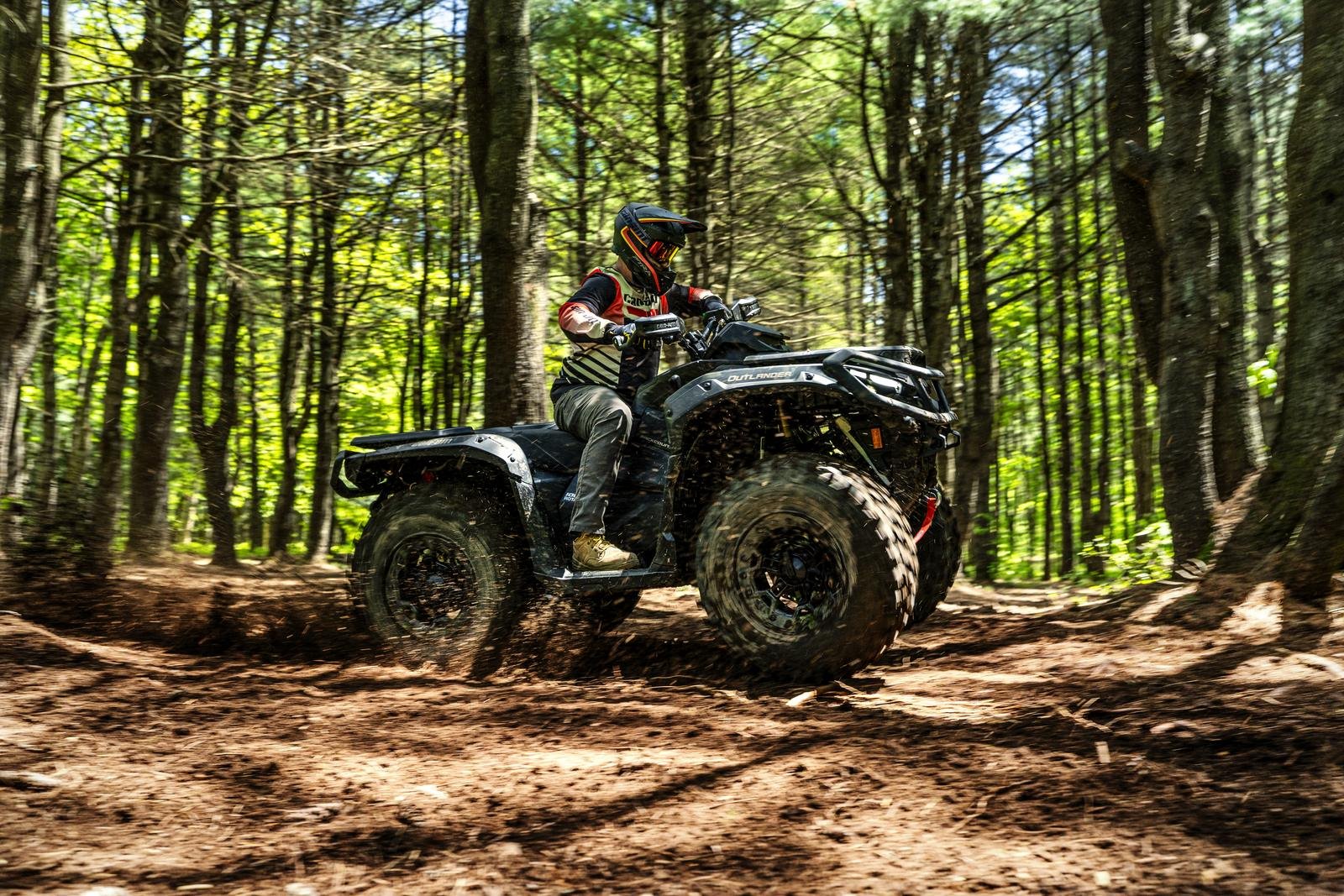 VTT sur un sentier étroit en forêt de la Haute-Mauricie
