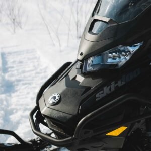 Gros plan sur l’avant d’une motoneige Ski-Doo BRP dans la neige