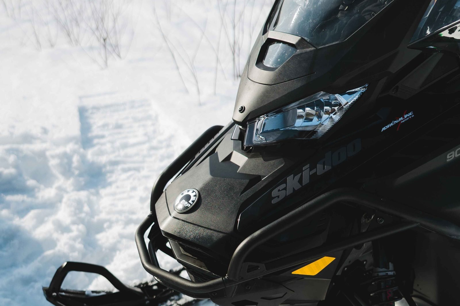 Gros plan sur l'avant d'une motoneige Ski-Doo BRP dans la neige
